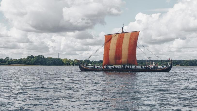 Wikingerschiff im Roskilde Fjord im dänischen Fjordland