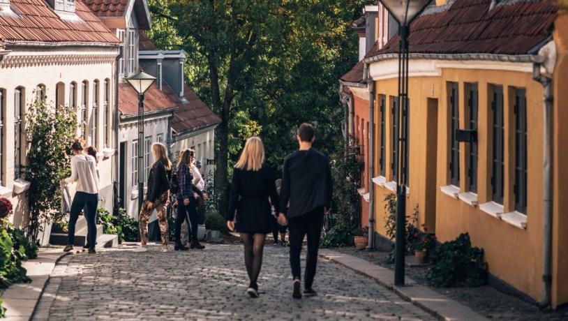 Paar in der Altstadt von Odense auf der dänischen Ostseeinsel Fünen