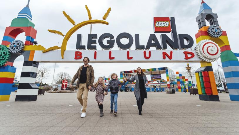 Familie im LEGOLAND Billund Resort in Dänemark