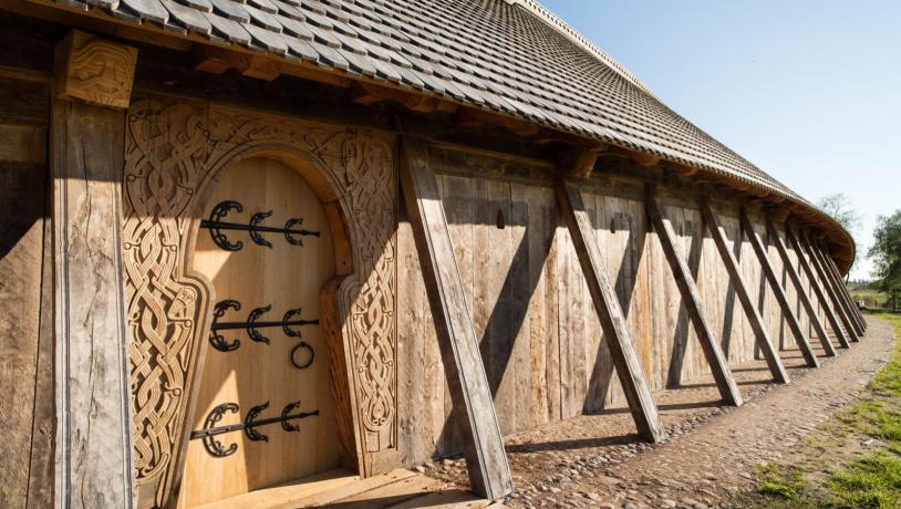 Dänemarks größte Wikingerhalle im Sagnlandet Leje im dänischen Fjordland