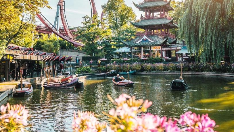 Karuseller og blomster i Tivoli i København på sommeren