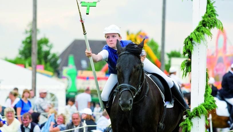 Ein Bild von einem Reiter beim Ringreiterfest in Sønderborg