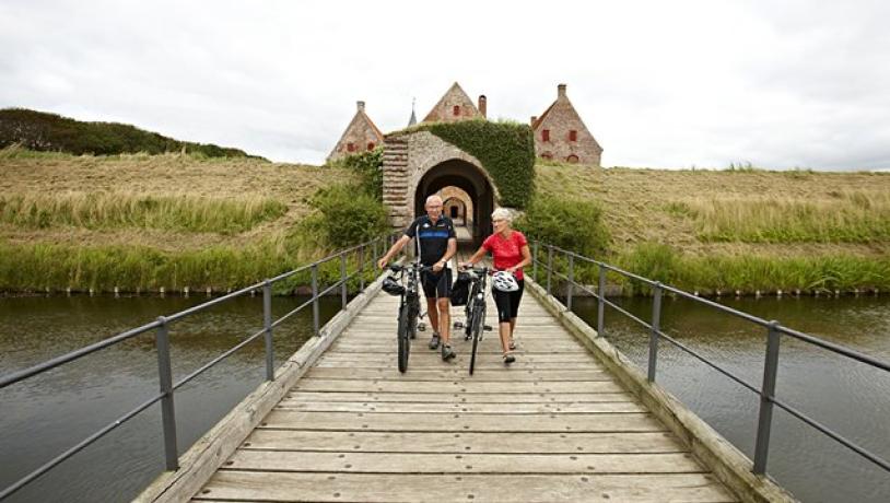 Fietsers verlaten een bezienswaardigheid in de Limfjord in Denemarken