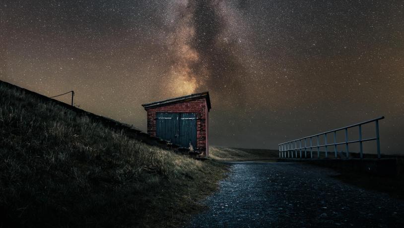 Ein Bild von Dark Sky und einem kleinen Gebäude