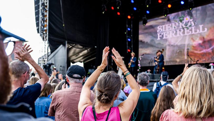 An audience is listening to an open air concert at Tønder Festival