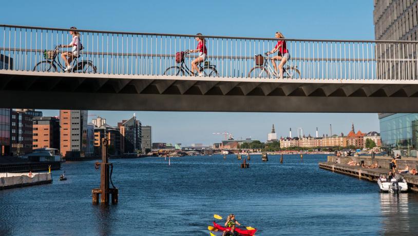 Fahrradfahrer fahren auf einer Fahrradbrücke in Kopenhagen