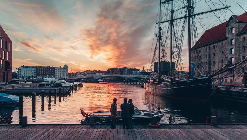 Drei Männer am Kanal in Kopenhagen in der Abenddämmerung