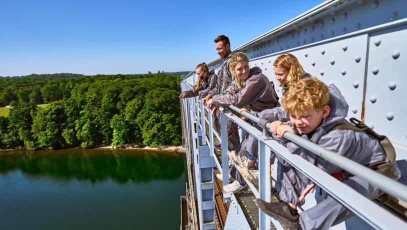 Een familie ervaart bridgewalking in Denemarken op de Kleine Beltbrug