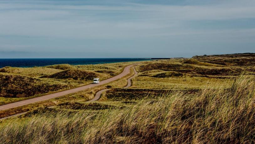 Autocamper på veien i Jylland i Danmark