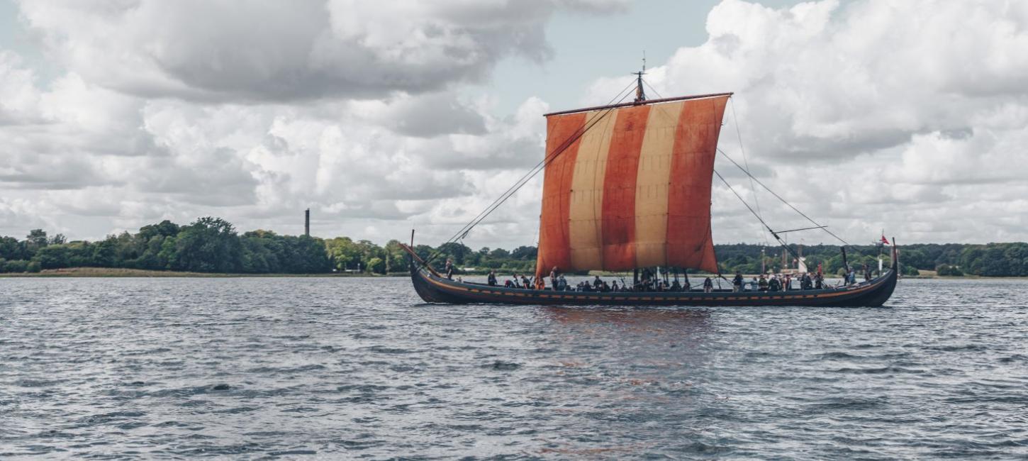 Wikingerschiff im Roskilde Fjord im dänischen Fjordland