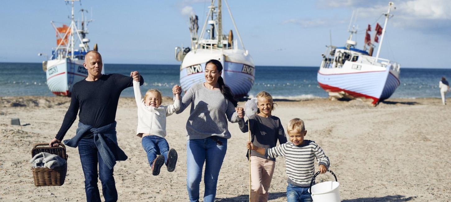 Familie leker på stranden på Thorup strand