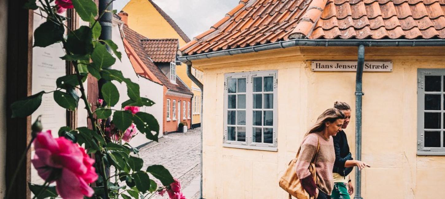 Spaziergang in der Altstadt von Odense auf der dänischen Ostseeinsel Fünen