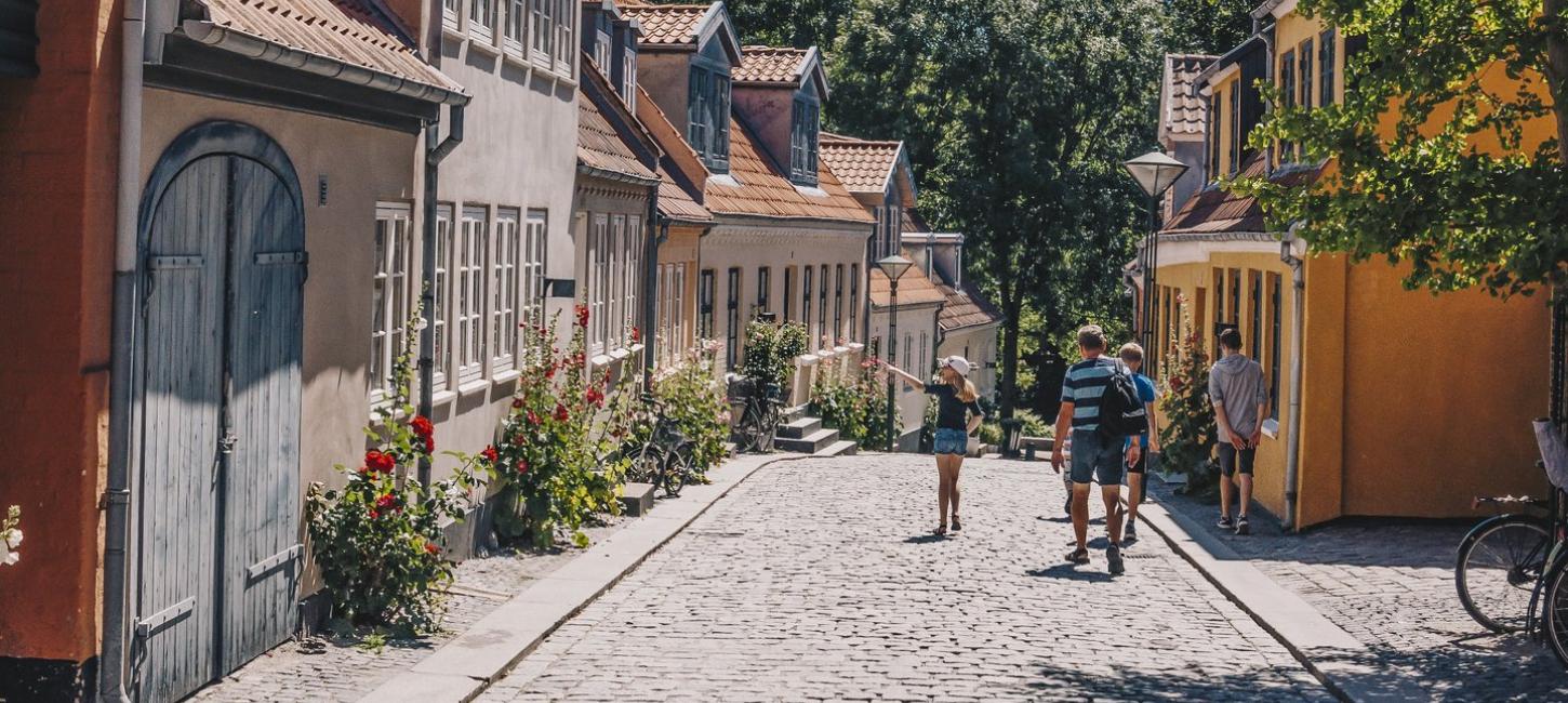 Familie som går i Påskestræde, Odense