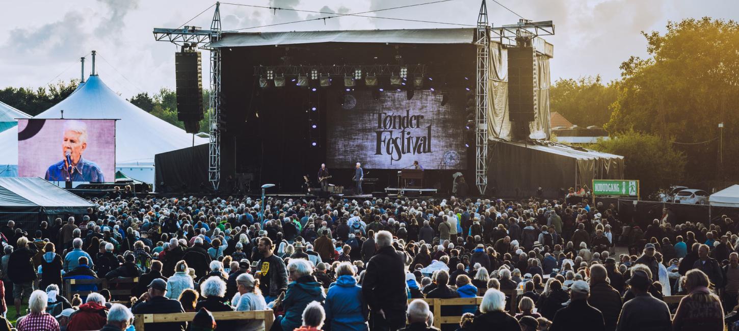 An audience is listening to an open air concert at Tønder Festival