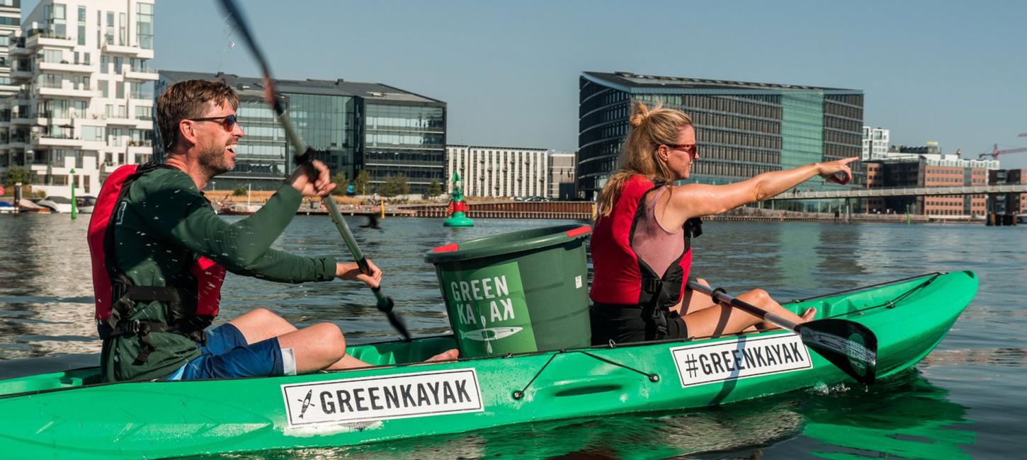 Eine Frau und ein Mann segeln in einem Kayak in Kopenhagen