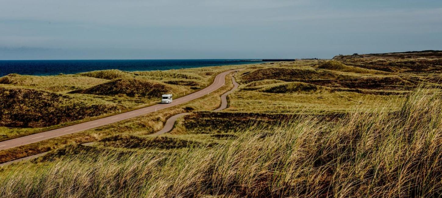 Autocamper på veien i Jylland i Danmark