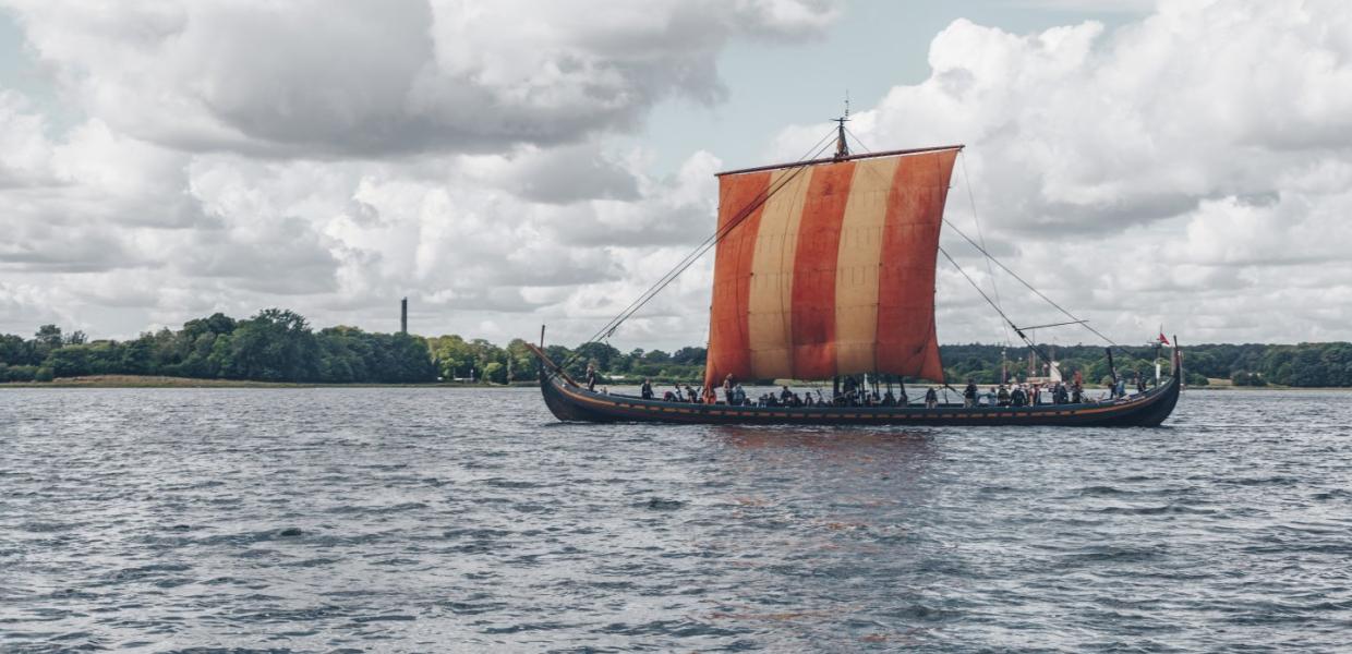 Wikingerschiff im Roskilde Fjord im dänischen Fjordland