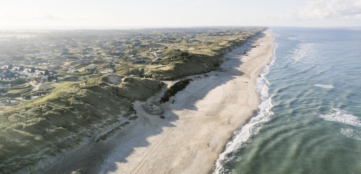 Luftbild vom Søndervig Strand mit Ferienhäusern in den Dünen