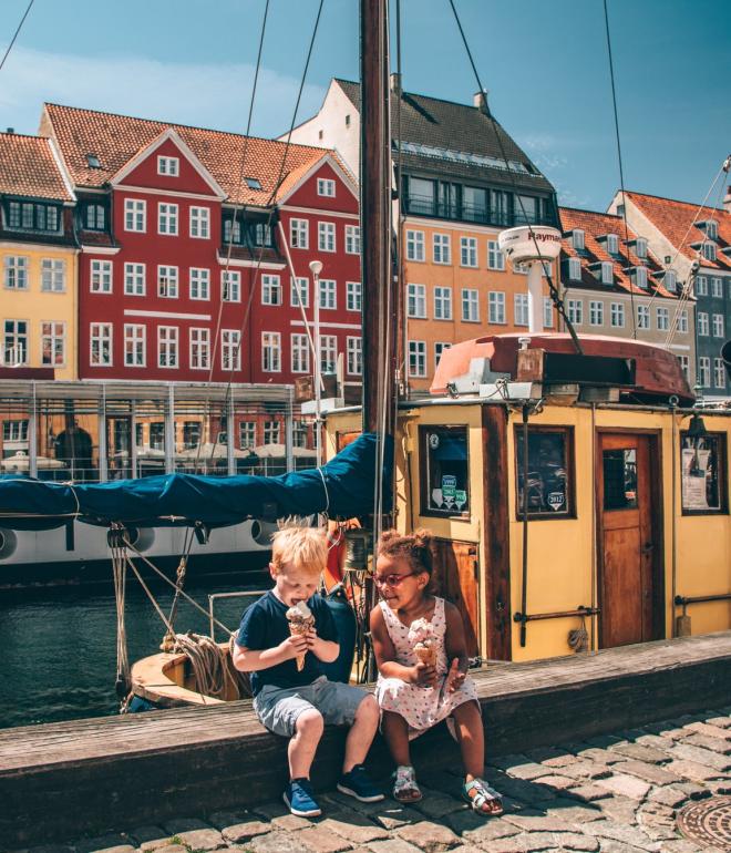 Kinder essen Eis im Hafen von Nyhavn in Kopenhagen