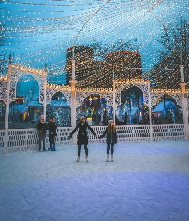 Eislaufen im Winter im Vergnügungspark Tivoli in Kopenhagen