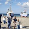 Familie leker på stranden på Thorup strand