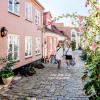 Zwei Frauen gehen shoppen in der Altstadt von Aalborg, Dänemark