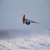 Mann på wind SUP board ved Klitmøller Strand, Nordvestkysten, Danmark