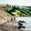 Wandelaars onderaan Hanklit op het Deense eiland Mors