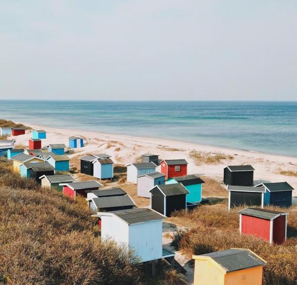 Bunte Strandhütten am Strand von Tisvildeleje