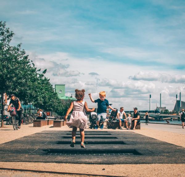 Kinder auf Trampolin, Kopenhagen