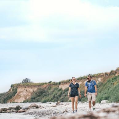 Wandelaars wandelen door Zuid-Seeland in Denemarken