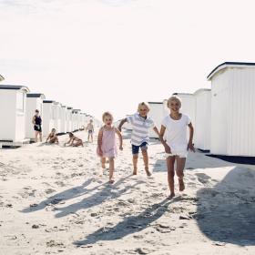 Kinder am Strand von Løkken