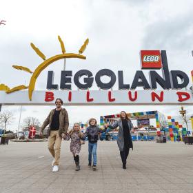 Familie im LEGOLAND Billund Resort in Dänemark