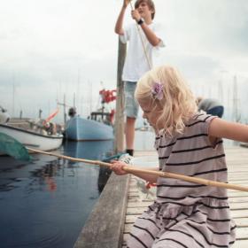 Meisje aan het vissen in Denemarken