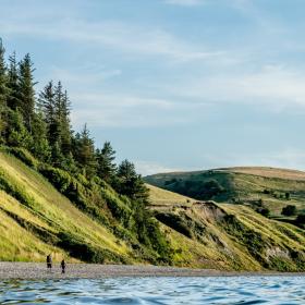 Wandelaars langs de kustlijn van het eiland Mors in Denemarken