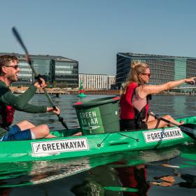 Eine Frau und ein Mann segeln in einem Kayak in Kopenhagen