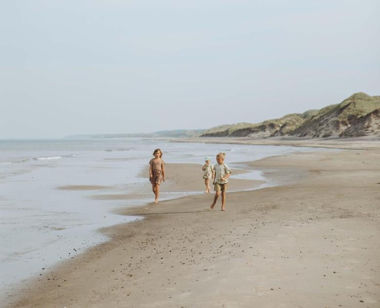 Kinder spielen am Strand an der Dänischen Nordseeküste
